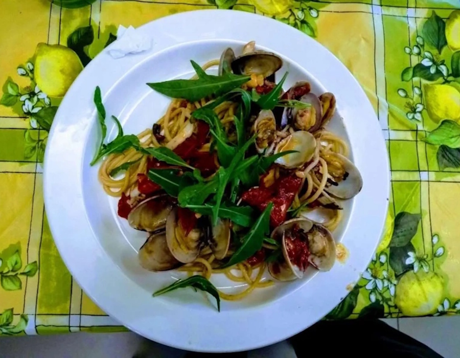 Spaghetti ad archetto, cozze, cannolicchi, vongole in guscio e rucola