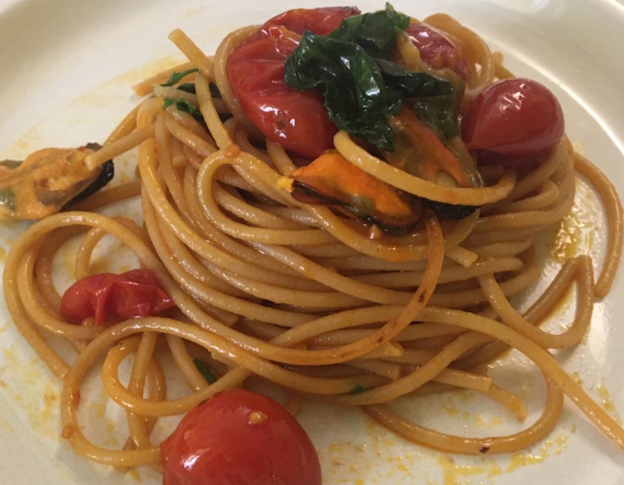 Spaghettone integrale con cozze sgusciate, pomodorini e olio EVO Diecprimi